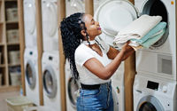 Wanita bekerja di laundry.