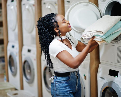 Wanita bekerja di laundry.