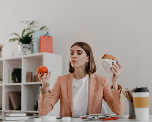 Ilustrasi wanita sedang makan camilan di meja kerja kantor.