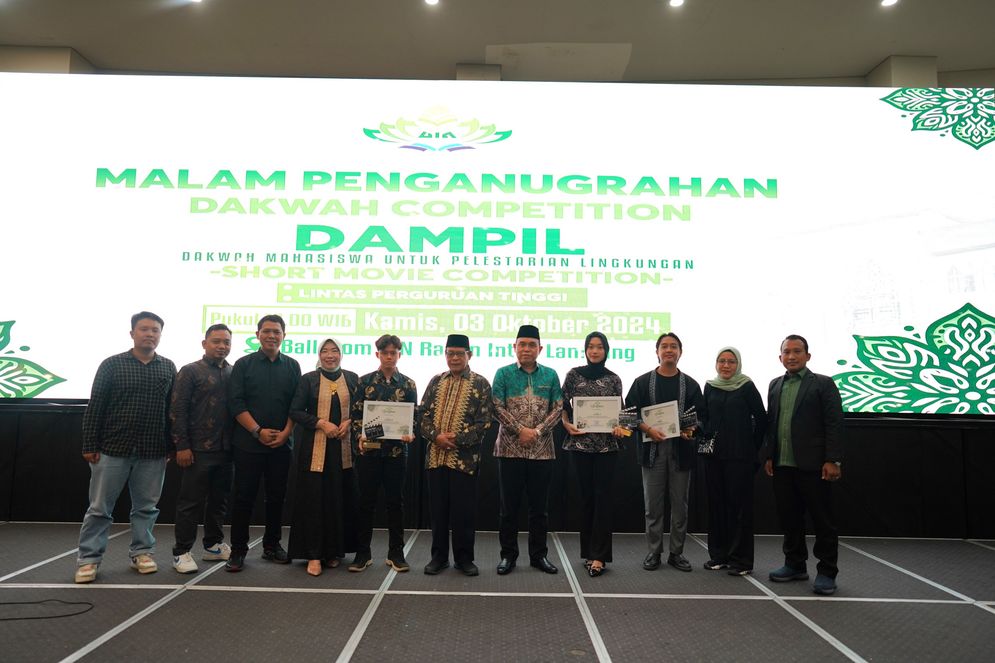 FDIK UIN Raden Intan Lampung menyelenggarakan malam penganugerahan "Dakwah Mahasiswa untuk Pelestarian Lingkungan" (Dampil) di ballroom kampus pada Kamis malam (3/10/2024).