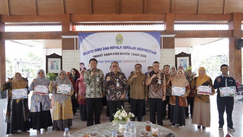 Guru dan Kepala Sekolah di Bantul Terima Penghargaan, Siswa Kota Yogyakarta Terima Bantuan L-OTA