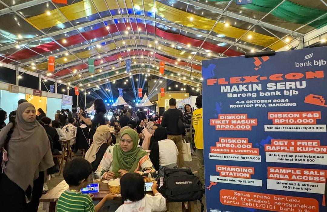 Bank bjb kembali memperkuat branding-nya di ajang FLEX-CON, sebuah acara yang menggabungkan industri kreatif dan gaya hidup.  FLEX-CON akan berlangsung pada tanggal 4-6 Oktober 2024 di Paris Van Java (PVJ) Bandung, menjadi wadah bagi lebih dari 70 brand fashion lokal, 20 tenant makanan lokal. Foto : Panji Asmoro/TrenAsia