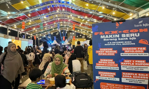 Bank bjb kembali memperkuat branding-nya di ajang FLEX-CON, sebuah acara yang menggabungkan industri kreatif dan gaya hidup.  FLEX-CON akan berlangsung pada tanggal 4-6 Oktober 2024 di Paris Van Java (PVJ) Bandung, menjadi wadah bagi lebih dari 70 brand fashion lokal, 20 tenant makanan lokal. Foto : Panji Asmoro/TrenAsia