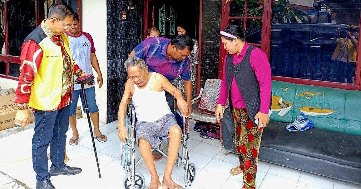 Ketua DPRD Medan Sementara Wong Chun Sen memberi bantuan kursi roda kepada Hamonangan Simangunsong