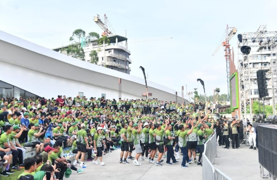 Semuanya terkagum-kagum menikmati lari yang diwarnai panorama indah dengan ekosistem infrastruktur bergaya modern.