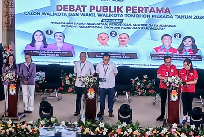 Tiga Pasangan Calon pada Debat Publik Perdana Pemilihan Walikota dan Wakil Walikota Tomohon pada Pilkada Serentak 2024. (Foto: Jor)