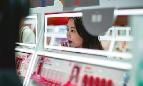Ketahui Apa Itu ‘Lipstick Effect’ yang Bisa Jadi Indikator Ekonomi Sulit