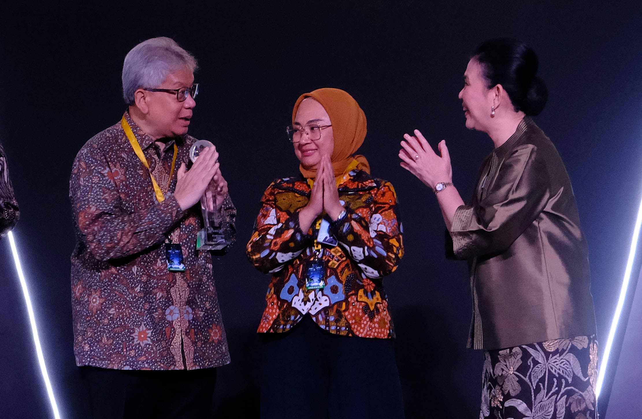 Direktur Utama bank bjb Yuddy Renaldi bersama Direktur Komersial & UMKM bank bjb Nancy Adistyasari saat menerima penghargaan Annual Report Award yang diserahkan Ketua Dewan Gani Juri ARA 2023 Lindawati Gani di Jakarta 7 Oktober 2024. Foto : Panji Asmoro/TrenAsia