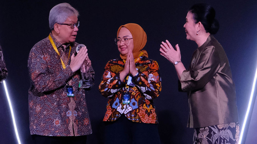 Penghargaan Annual Report Award - Panji 1.jpg