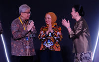 Direktur Utama bank bjb Yuddy Renaldi bersama Direktur Komersial & UMKM bank bjb Nancy Adistyasari saat menerima penghargaan Annual Report Award yang diserahkan Ketua Dewan Gani Juri ARA 2023 Lindawati Gani di Jakarta 7 Oktober 2024. Foto : Panji Asmoro/TrenAsia