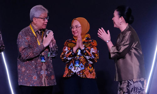 Direktur Utama bank bjb Yuddy Renaldi bersama Direktur Komersial & UMKM bank bjb Nancy Adistyasari saat menerima penghargaan Annual Report Award yang diserahkan Ketua Dewan Gani Juri ARA 2023 Lindawati Gani di Jakarta 7 Oktober 2024. Foto : Panji Asmoro/TrenAsia