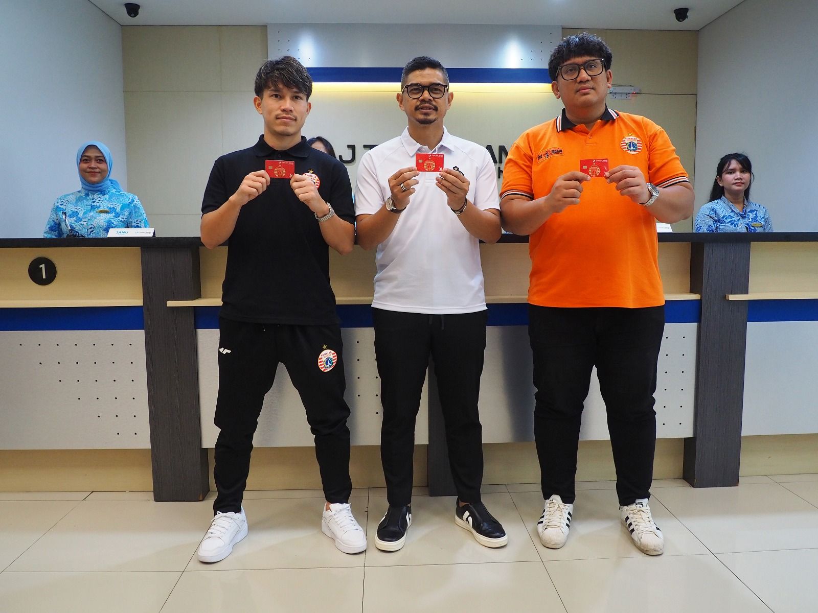 PT Bank JTrust Indonesia Tbk (J Trust Bank) memperkuat kerja sama dengan Persija melalui peluncuran program tabungan beserta kartu debit co-branding bertajuk “TORA PERSIJA” untuk pendukung setia Macan Kemayoran, Jakmania. 