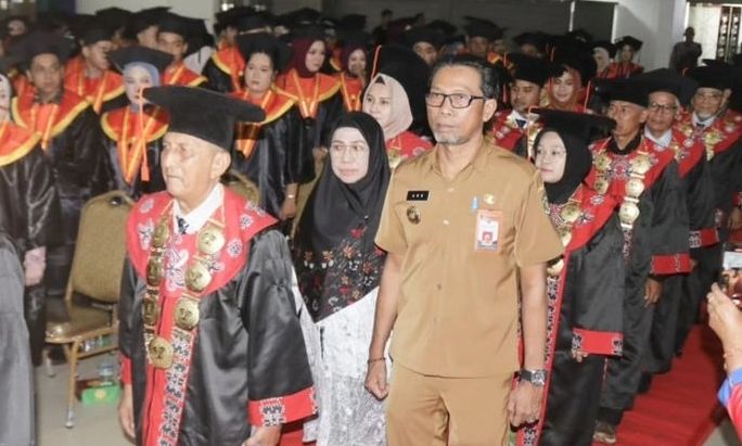 PJs Bupati Kutim Agus Hari Kesuma hadir dalam Wisuda STIENUS Kutim. 