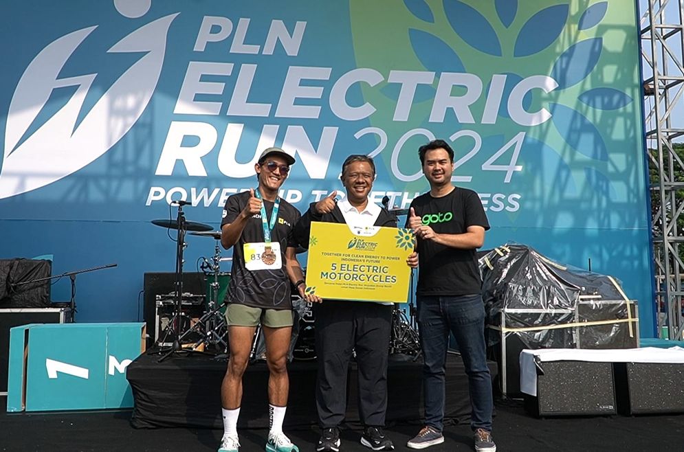 Mantap! 5 Pengemudi Ojol Prasejahtera Raih Motor Listrik di PLN Electric Run 2024