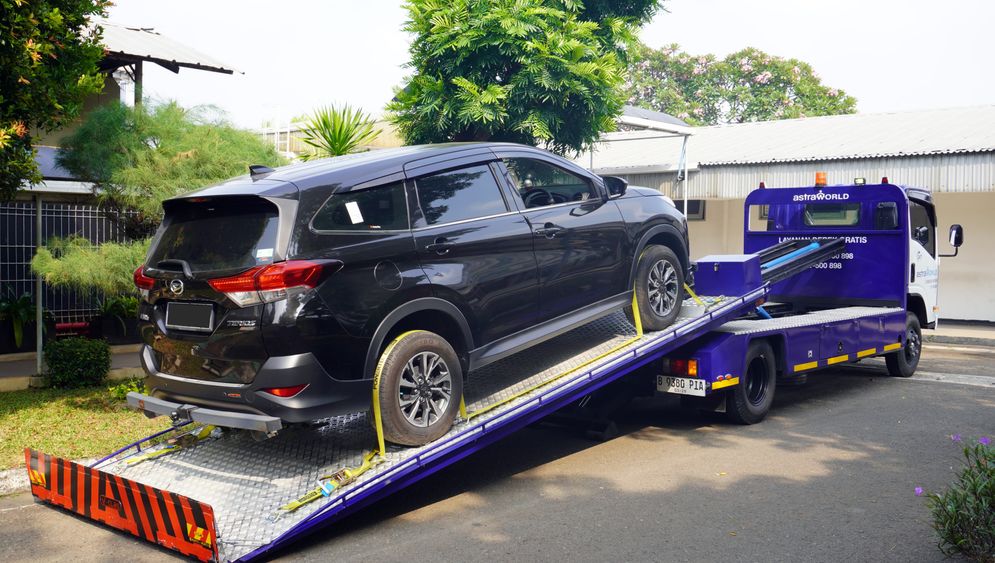 Layanan Darurat AstraWorld di Palembang kini menghadirkan armada Car Carrier jenis hidrolik untuk mengoptimalkan layanan bagi pelanggan Astra yang mengalami kondisi darurat di jalan.