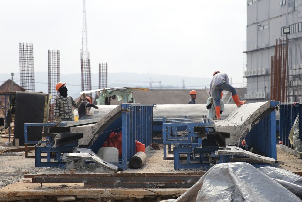 Proses pembangunan Masjid Raya Al-Bakrie di Bandar Lampung, Rabu (9/10/2024).