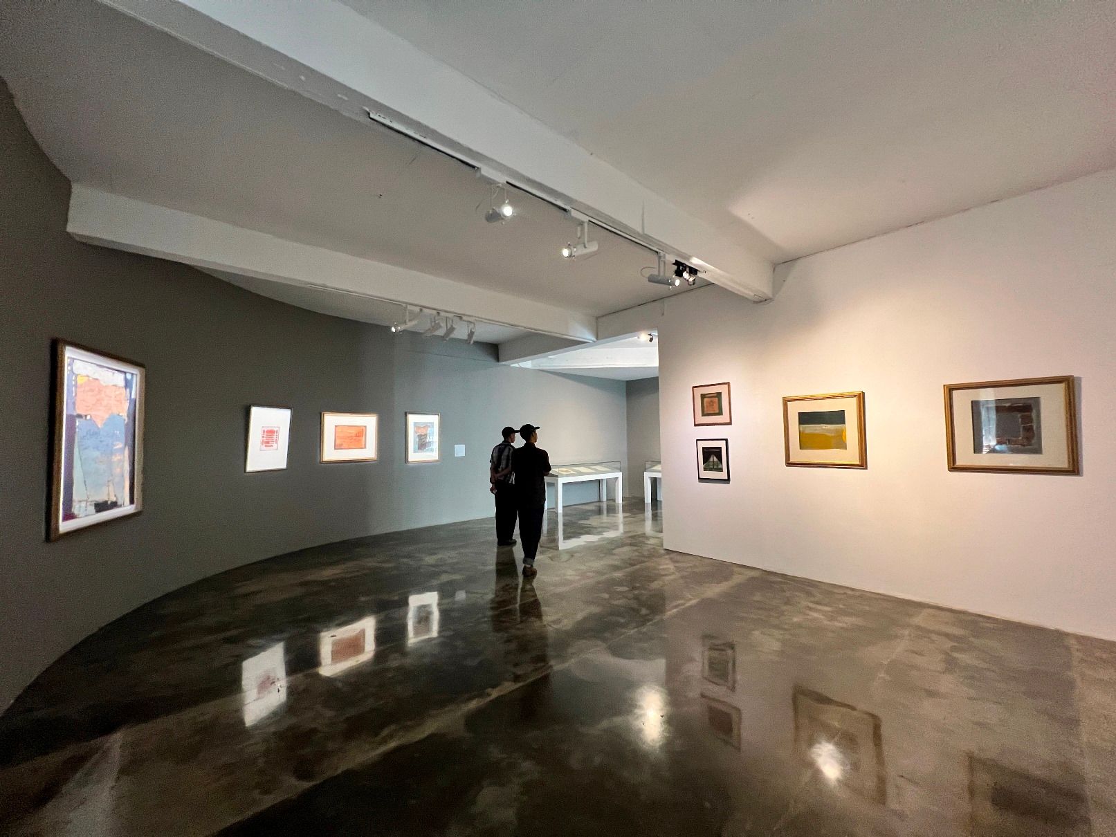 Pengujung sedang memperhatikan karya-karya Sadali di Ruang B, Selasar Sunaryo (Foto: Giffa Akbar)