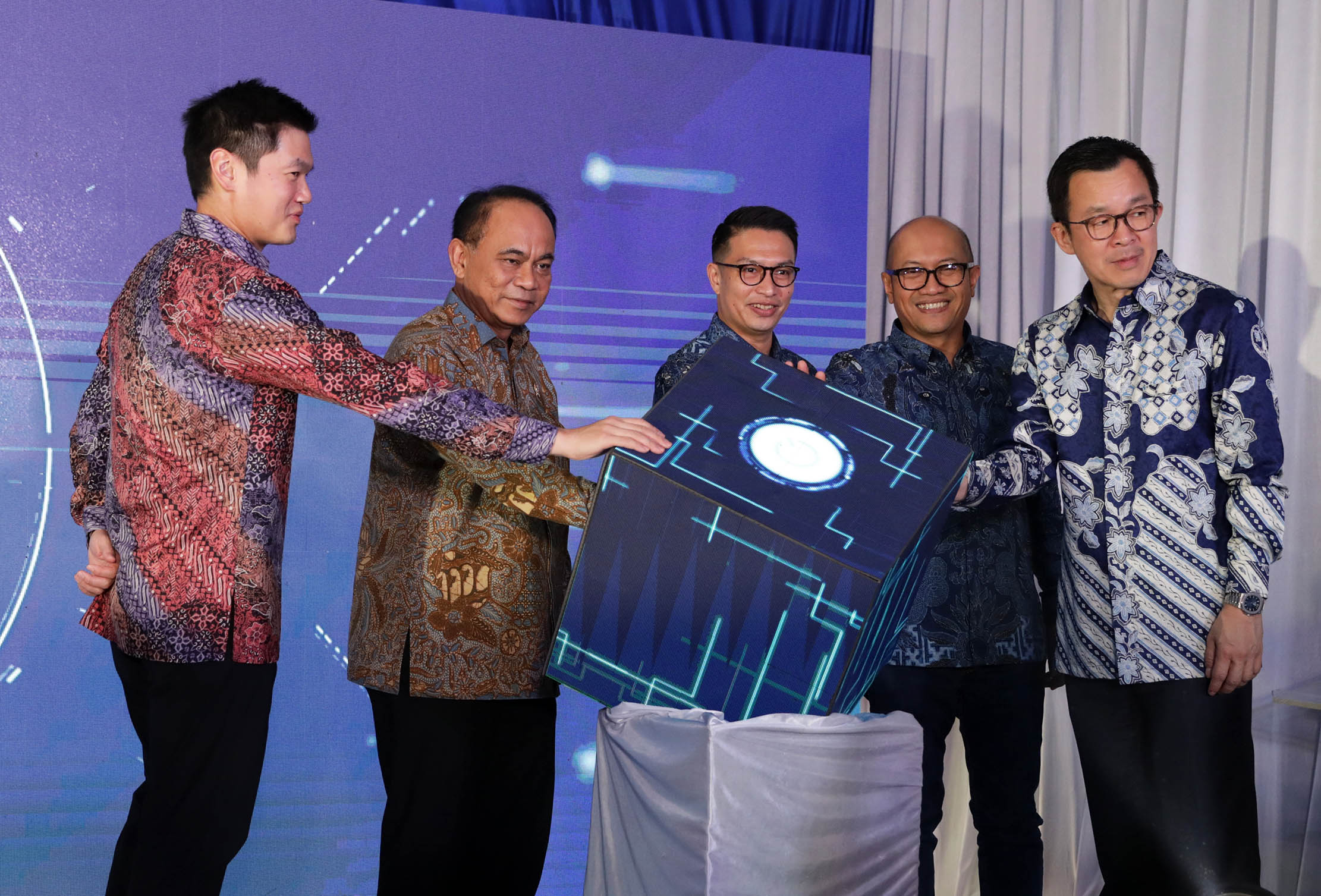 Menteri Komunikasi dan Informatika Republik Indonesia Budi Arie Setiadi (kedua kiri), Presiden Komisaris Bersama Digital Data Centres (BDDC) Setyanto Hantoro (kedua kanan), Komisaris BDDC Michael Soeryadjaya (kiri), Komisaris BDDC Hardi Wijaya Liong (kanan), dan Presiden Direktur BDDC Angelo Syailendra meletakkan tangan di atas kubus secara simbolis dalam acara Grand Opening BDDC JST1 di Jakarta, Rabu 9 Oktober 2024. Foto : Panji Asmoro/TrenAsia