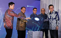 Menteri Komunikasi dan Informatika Republik Indonesia Budi Arie Setiadi (kedua kiri), Presiden Komisaris Bersama Digital Data Centres (BDDC) Setyanto Hantoro (kedua kanan), Komisaris BDDC Michael Soeryadjaya (kiri), Komisaris BDDC Hardi Wijaya Liong (kanan), dan Presiden Direktur BDDC Angelo Syailendra meletakkan tangan di atas kubus secara simbolis dalam acara Grand Opening BDDC JST1 di Jakarta, Rabu 9 Oktober 2024. Foto : Panji Asmoro/TrenAsia