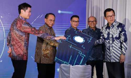 Menteri Komunikasi dan Informatika Republik Indonesia Budi Arie Setiadi (kedua kiri), Presiden Komisaris Bersama Digital Data Centres (BDDC) Setyanto Hantoro (kedua kanan), Komisaris BDDC Michael Soeryadjaya (kiri), Komisaris BDDC Hardi Wijaya Liong (kanan), dan Presiden Direktur BDDC Angelo Syailendra meletakkan tangan di atas kubus secara simbolis dalam acara Grand Opening BDDC JST1 di Jakarta, Rabu 9 Oktober 2024. Foto : Panji Asmoro/TrenAsia