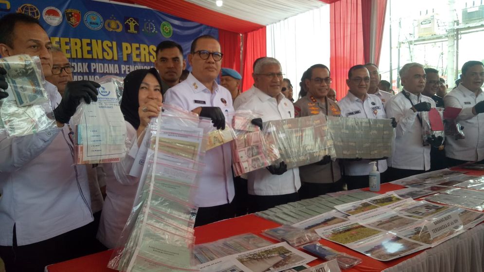 Empat tersangka dan barang sitaan dihadirkan dalam rilis pengungkapan kasus TPPU di lokasi penyitaan, Rabu (09/10/2024)