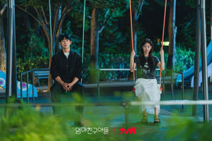 Jung So-min dan Jung Hae-in di drakor Love Next Door.