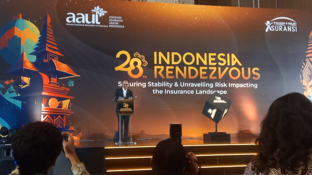 Kepala Eksekutif Pengawas Perasuransian, Penjaminan, dan Dana Pensiun (PPDP) Otoritas Jasa Keuangan (OJK), Ogi Prastomiyono saat mengisi keynote speech di ajang 28th Indonesia Rendezvous di Nusa Dua, Bali, 10 Oktober 2024.