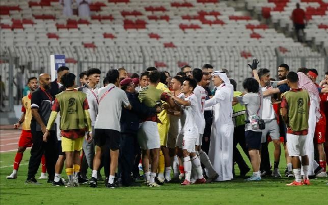 Ofisial dan pemain Timnas Indonesia melakukan protes terhadap kontroversi wasit Ahmed Al-Kaf. (Foto:Istimewa)