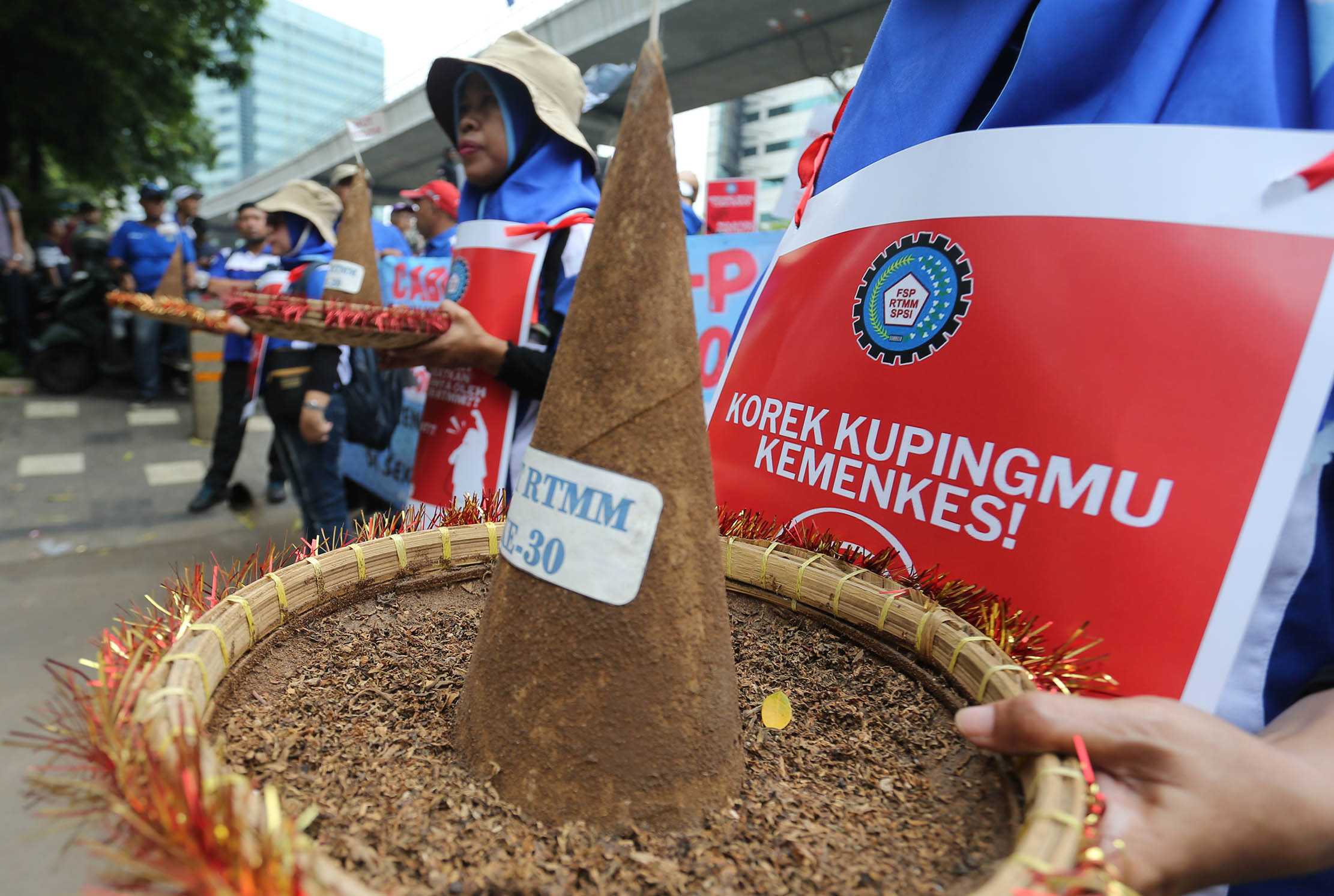 Ribuan buruh yang tergabung dalam Federasi Serikat Pekerja Rokok Tembakau Makanan dan Minuman Serikat Pekerja Seluruh Indonesia (FSP RTMM SPSI) menggelar aksi unjuk rasa nasional di depan Gedung Kementerian Kesehatan (Kemenkes), Jakarta Selatan, Selasa, 10 Oktober 2024. 

Foto : Panji Asmoro/TrenAsia
