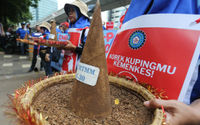 Ribuan buruh yang tergabung dalam Federasi Serikat Pekerja Rokok Tembakau Makanan dan Minuman Serikat Pekerja Seluruh Indonesia (FSP RTMM SPSI) menggelar aksi unjuk rasa nasional di depan Gedung Kementerian Kesehatan (Kemenkes), Jakarta Selatan, Selasa, 10 Oktober 2024. 

Foto : Panji Asmoro/TrenAsia
