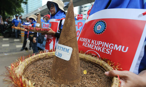 Ribuan buruh yang tergabung dalam Federasi Serikat Pekerja Rokok Tembakau Makanan dan Minuman Serikat Pekerja Seluruh Indonesia (FSP RTMM SPSI) menggelar aksi unjuk rasa nasional di depan Gedung Kementerian Kesehatan (Kemenkes), Jakarta Selatan, Selasa, 10 Oktober 2024. 

Foto : Panji Asmoro/TrenAsia
