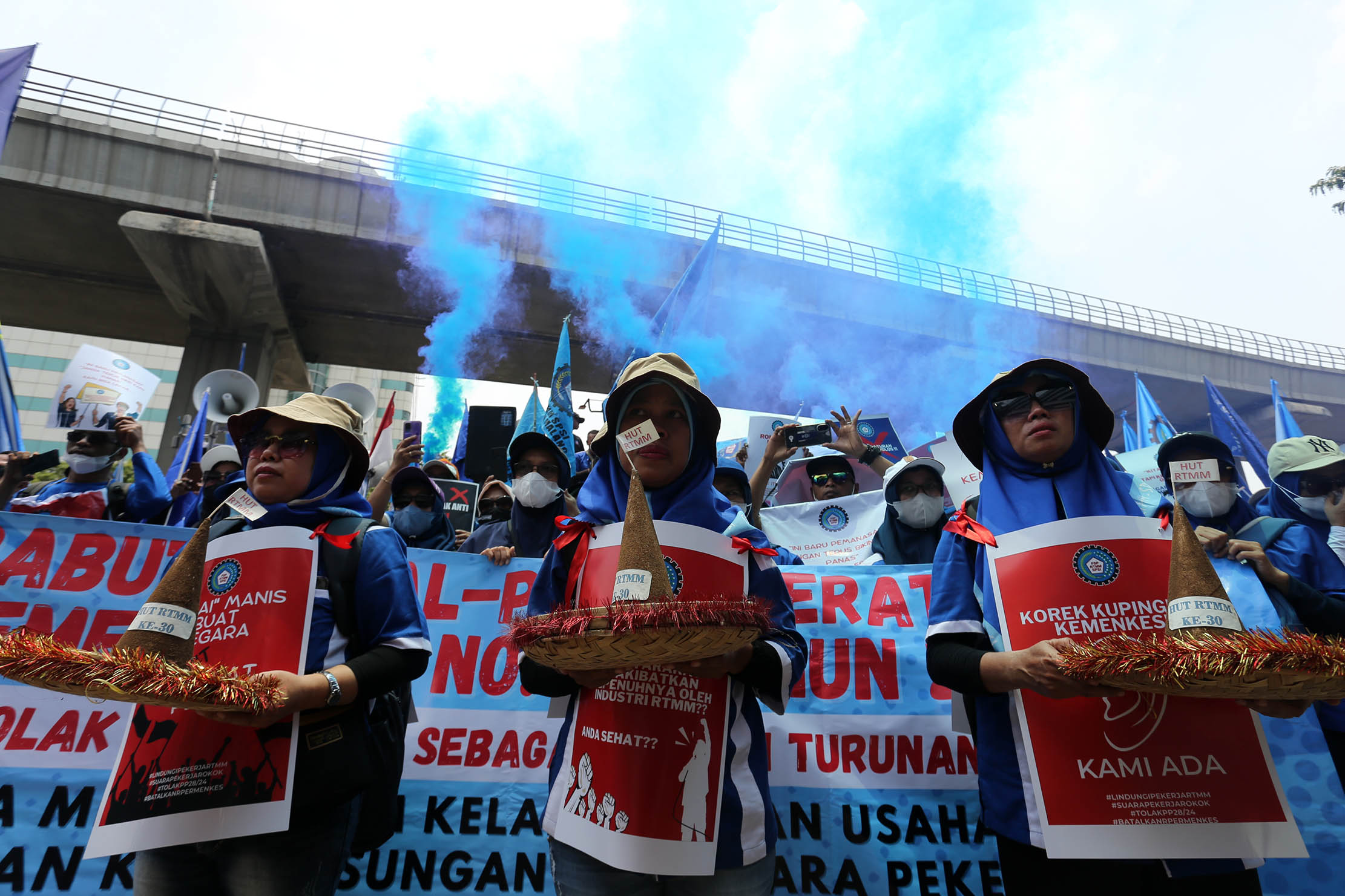 Ribuan buruh yang tergabung dalam Federasi Serikat Pekerja Rokok Tembakau Makanan dan Minuman Serikat Pekerja Seluruh Indonesia (FSP RTMM SPSI) menggelar aksi unjuk rasa nasional di depan Gedung Kementerian Kesehatan (Kemenkes), Jakarta Selatan, Selasa, 10 Oktober 2024. 

Foto : Panji Asmoro/TrenAsia
