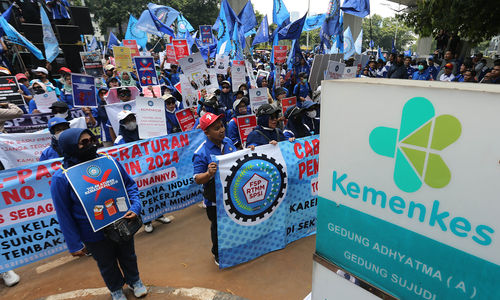 Ribuan buruh yang tergabung dalam Federasi Serikat Pekerja Rokok Tembakau Makanan dan Minuman Serikat Pekerja Seluruh Indonesia (FSP RTMM SPSI) menggelar aksi unjuk rasa nasional di depan Gedung Kementerian Kesehatan (Kemenkes), Jakarta Selatan, Selasa, 10 Oktober 2024. 

Foto : Panji Asmoro/TrenAsia
