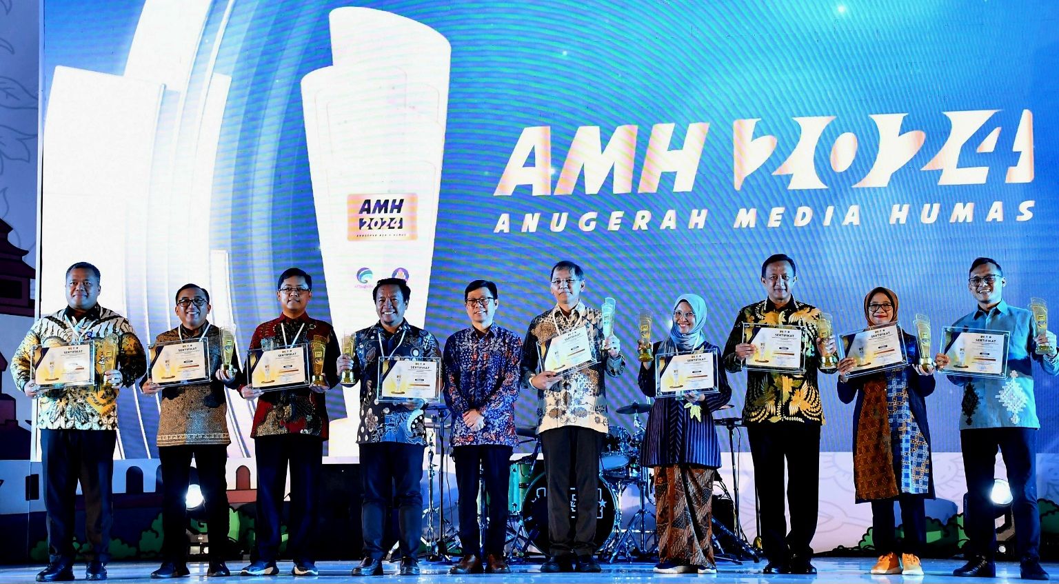 VP Corporate Communication Telkom Andri Herawan Sasoko menerima penghargaan di ajang AMH 2024 yang diselenggarakan Kemenkominfo