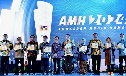 VP Corporate Communication Telkom Andri Herawan Sasoko menerima penghargaan di ajang AMH 2024 yang diselenggarakan Kemenkominfo