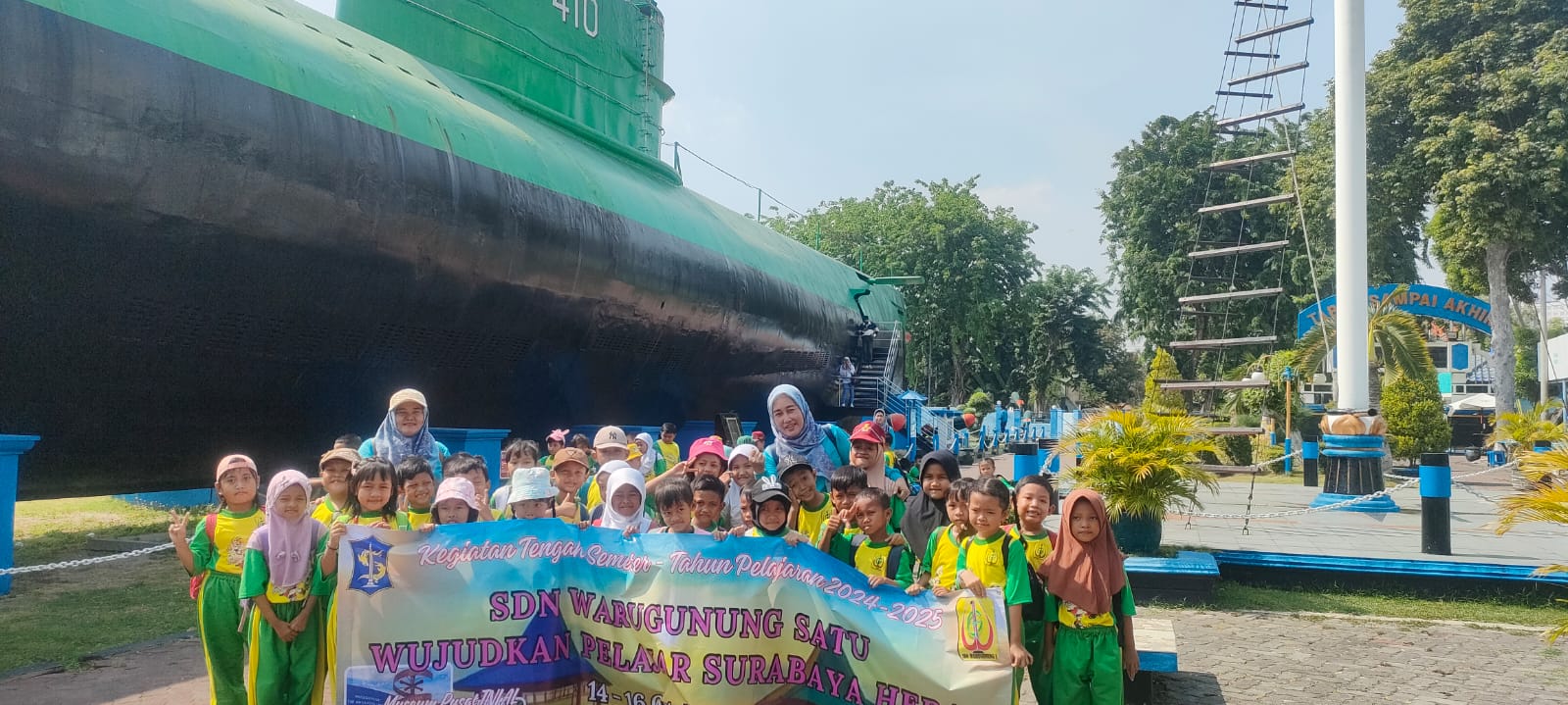 Para siswa Kelas I SDN Warugunung 1 Kota Surabaya saat mengunjungi Monumen Kapal Selam Senin (14/10/2024)