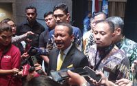 Bahlil Lahadalia dalam usai sidang gelar doktor di Universitas Indonesia, Rabu 16 Oktober 2024.