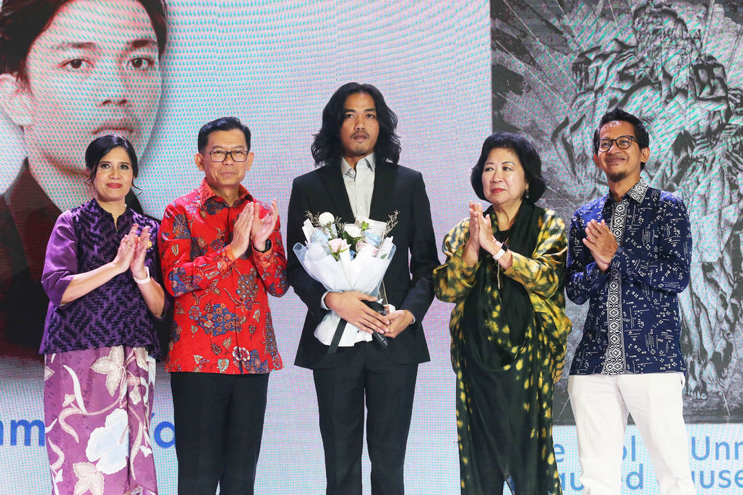 Direktur Wholesale Banking UOB Indonesia Harapman Kasan (kedua kiri), Head of Strategic Communications and Brand UOB Indonesia Maya Rizano (kiri), Proffesor of International Economics at the University and former Managing Director of the World Bank Mari Elka Pangestu (kedua kanan) dan Ketua Tim Museum dan Galeri Zamrud Setya Negara, S.Sn, M. Ikom (kanan), memberikan penghargaan kepada pemenang 14th UOB Painting of the Year Muhammad Yakin dalam acara Awarding Ceremony 14th UOB Painting of the Year yang berlangsung di Gedung A.A Maramis, Jakarta.Rabu 16 Oktober 2024. Foto : Panji Asmoro/TrenAsia