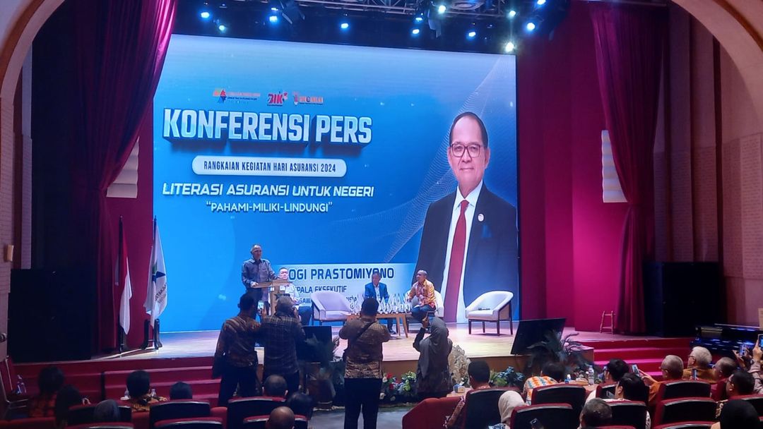 Kepala Eksekutif Pengawas Perasuransian, Penjaminan, dan Dana Pensiun (PPDP) Otoritas Jasa Keuangan (OJK) Ogi Prastomiyono dalam konferensi pers Hari Asuransi ke-18 2024 di Jakarta, Jumat, 18 Oktober 2024.