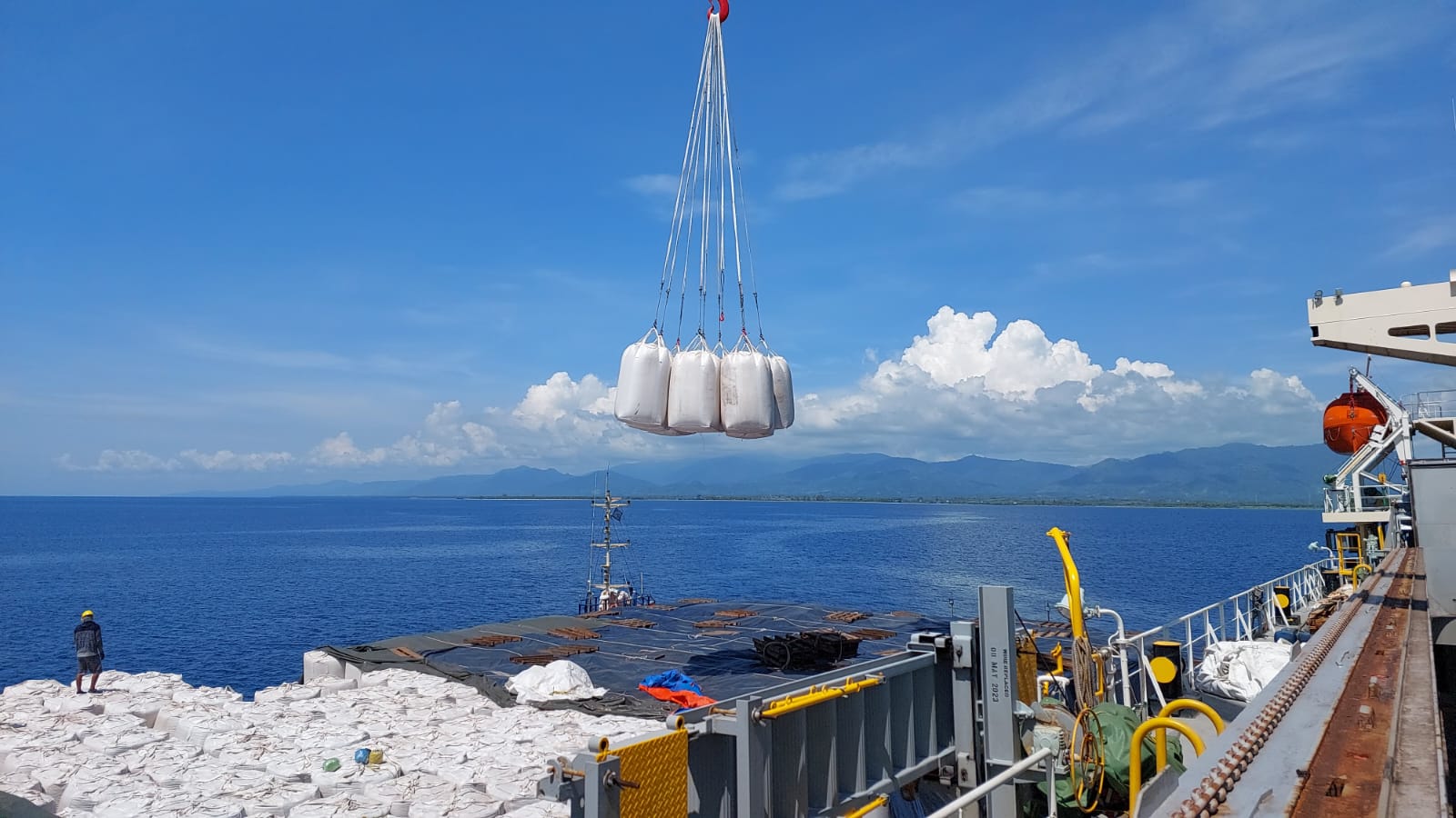 Aktivitas Bongkar Muat di Pelabuhan Lalape Sumbang Rp700-800 Juta Per Bulan