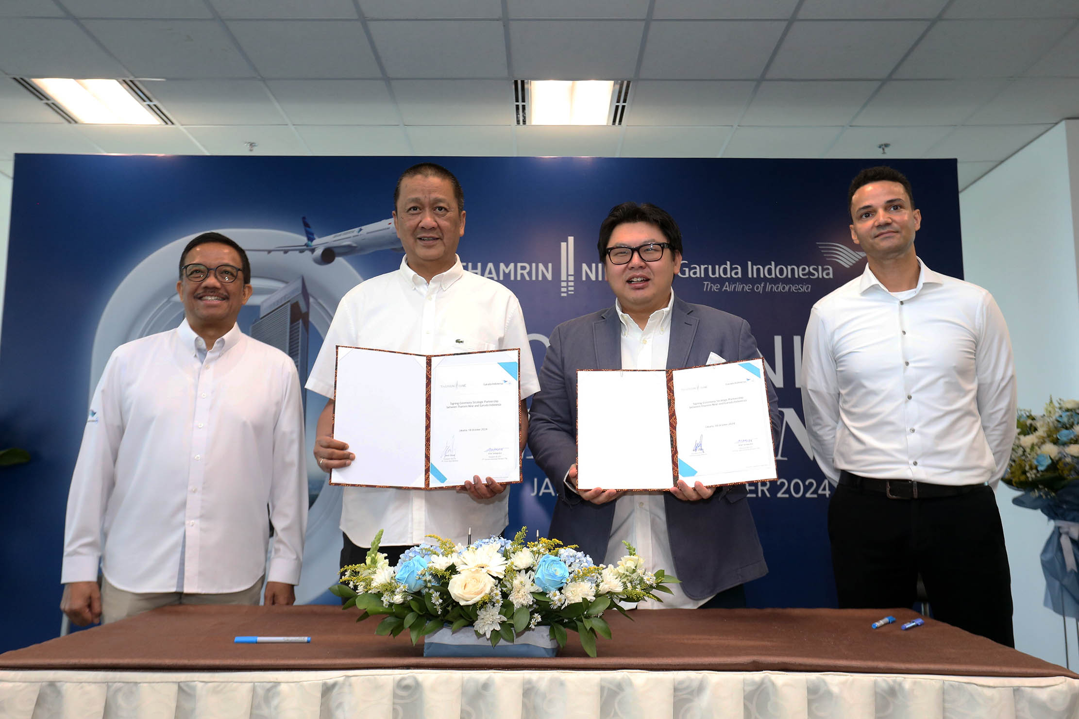 Direktur Niaga Garuda Indonesia Ade R Susardi - Direktur Utama Garuda Indonesia Irfan Setiaputra - President Director Thamrin Nine Alvin Gozali dan Chief Marketing Officer Thamrin Nine, Ibby Abutarboush usai penandatanganan Memorandum of Understanding (MOU)  antara Garuda Indonesia dan Thamrin Nine untuk menjalin kerjasama strategis hadirkan premium experience bagi pengguna jasa. Foto : Panji Asmoro/TrenAsia