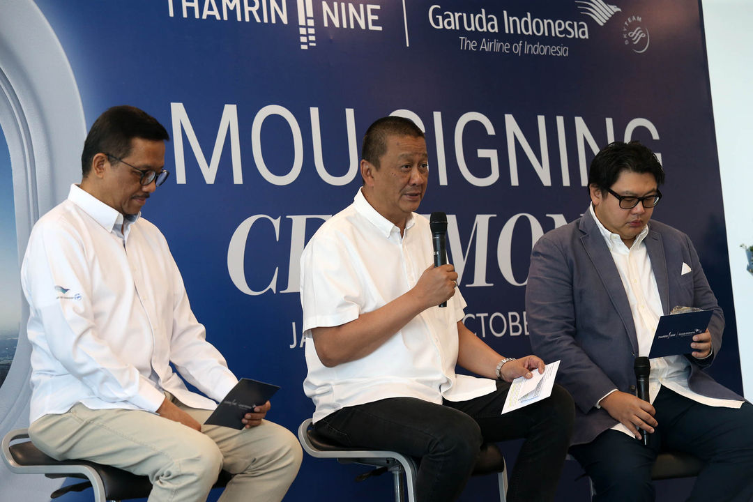 Direktur Utama Garuda Indonesia Irfan Setiaputra (tengah) bersama President Director Thamrin Nine Alvin Gozali usai penandatanganan Memorandum of Understanding (MOU)  antara Garuda Indonesia dan Thamrin Nine untuk menjalin kerjasama strategis hadirkan premium experience bagi pengguna jasa. Foto : Panji Asmoro/TrenAsia