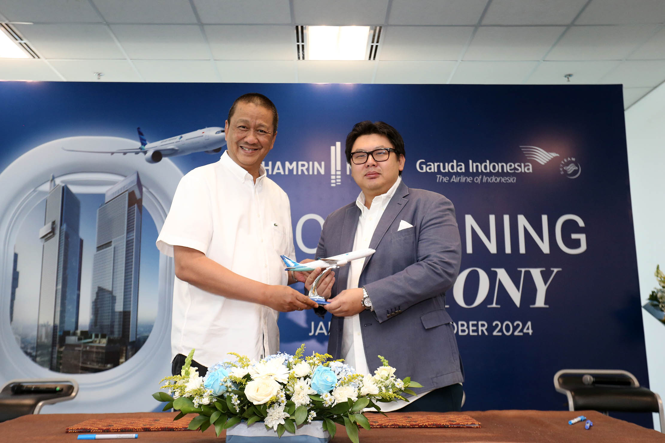 Direktur Utama Garuda Indonesia Irfan Setiaputra bersama President Director Thamrin Nine Alvin Gozali usai penandatanganan Memorandum of Understanding (MOU)  antara Garuda Indonesia dan Thamrin Nine untuk menjalin kerjasama strategis hadirkan premium experience bagi pengguna jasa. Foto : Panji Asmoro/TrenAsia