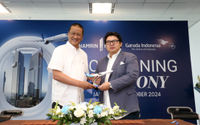 Direktur Utama Garuda Indonesia Irfan Setiaputra bersama President Director Thamrin Nine Alvin Gozali usai penandatanganan Memorandum of Understanding (MOU)  antara Garuda Indonesia dan Thamrin Nine untuk menjalin kerjasama strategis hadirkan premium experience bagi pengguna jasa. Foto : Panji Asmoro/TrenAsia