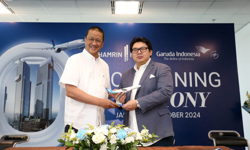 Direktur Utama Garuda Indonesia Irfan Setiaputra bersama President Director Thamrin Nine Alvin Gozali usai penandatanganan Memorandum of Understanding (MOU)  antara Garuda Indonesia dan Thamrin Nine untuk menjalin kerjasama strategis hadirkan premium experience bagi pengguna jasa. Foto : Panji Asmoro/TrenAsia