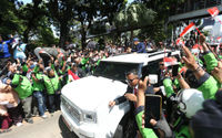 Nampak ratusan driver Gojek turut antusias bersama masyarakat menyambut arak-arakan presiden terpilih di kawasan Patung Kuda, Minggu 20 Oktober 2024. Foto : Panji Asmoro/TrenAsia