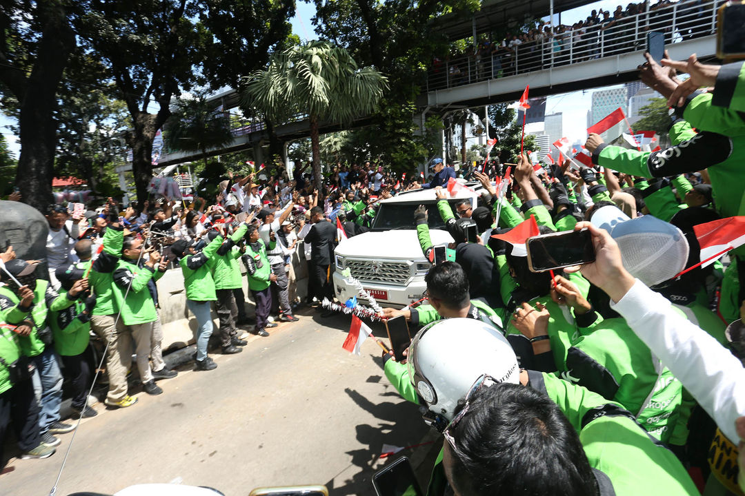 Nampak ratusan driver Gojek turut antusias bersama masyarakat menyambut arak-arakan presiden terpilih di kawasan Patung Kuda, Minggu 20 Oktober 2024. Foto : Panji Asmoro/TrenAsia