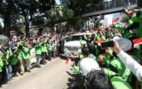 Nampak ratusan driver Gojek turut antusias bersama masyarakat menyambut arak-arakan presiden terpilih di kawasan Patung Kuda, Minggu 20 Oktober 2024. Foto : Panji Asmoro/TrenAsia