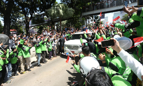 Nampak ratusan driver Gojek turut antusias bersama masyarakat menyambut arak-arakan presiden terpilih di kawasan Patung Kuda, Minggu 20 Oktober 2024. Foto : Panji Asmoro/TrenAsia