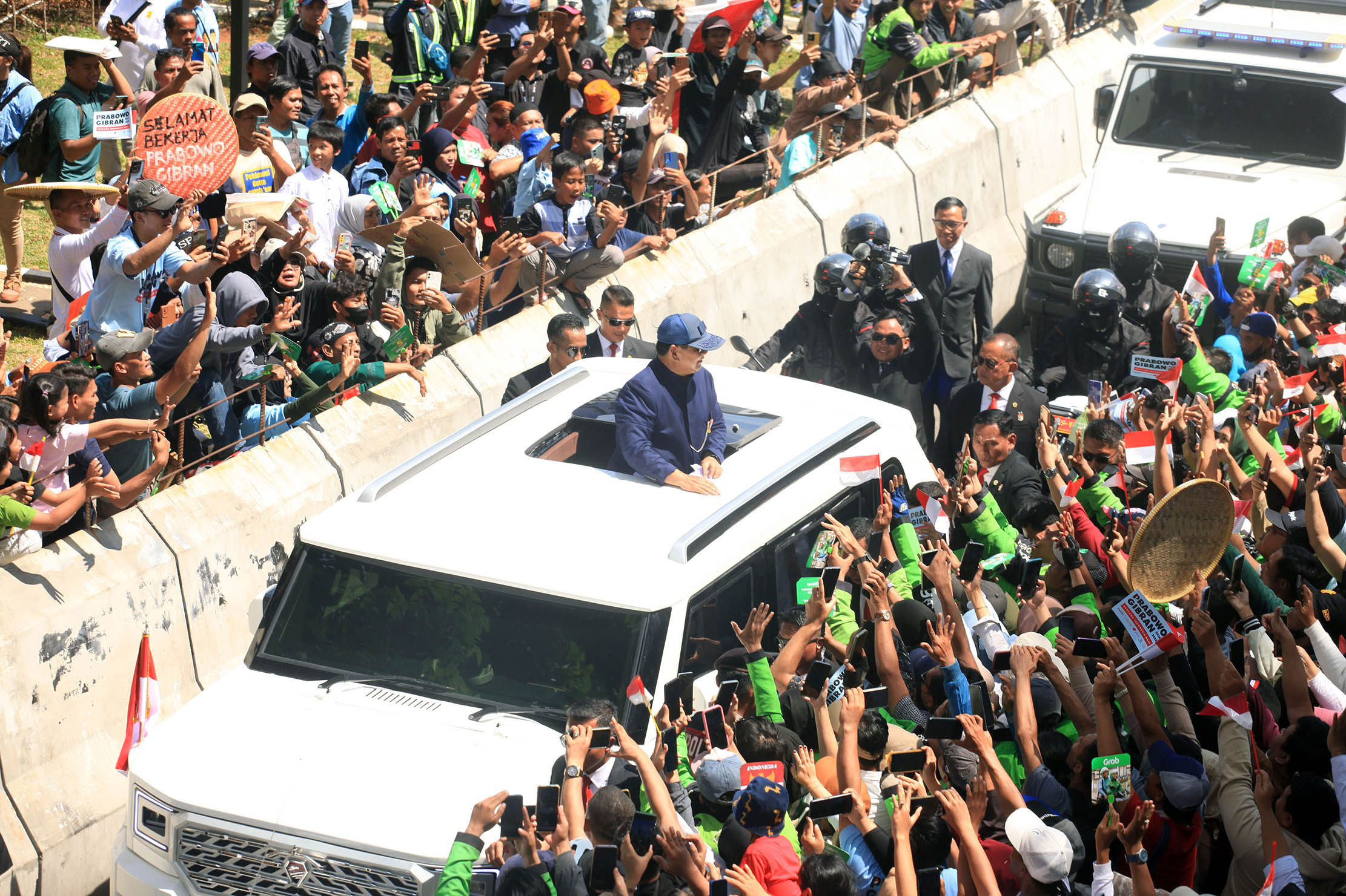 Nampak ratusan driver Gojek turut antusias bersama masyarakat menyambut arak-arakan presiden terpilih di kawasan Patung Kuda, Minggu 20 Oktober 2024. Foto : Panji Asmoro/TrenAsia